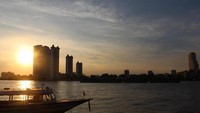 Matahar tenggelam dilihat dari Asiatique Night Market Bangko