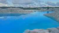warna biru bercampur putih dan jernihnya danau kaolin