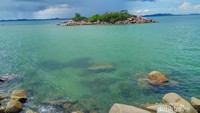 Pantai Tanjung Kerasak dengan bebatuan didasar laut.