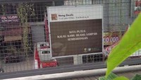 Berbagai poster dengan tulisan unik
