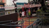 Dilengkapi tangga tak berundak untuk pengguna kursi roda