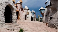 Rumah-rumah jamur yang imut ini menjadi tempat tinggal penduduk Dwarf Empire (sethcoleman.net)
