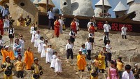 Para penduduk Dwarf yang menghibur wisatawan di panggung kastil (wastetimepost.com)