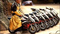 Pengawal yang sedang berjaga di atas motornya yang mini (deep717.blogspot.com)