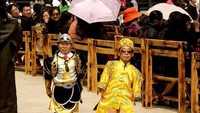 Lucunya, kaisar Dwarf Empaire sedang berkeliling ditemani dengan seorang pengawal (news.in.msn.com)