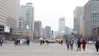 Gwanghwamun Square diapit oleh gedung - gedung pencakar langit