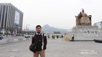 Saya saat menikmati suasana di Gwanghwamun Square dengan latar Patung Raja Sejong