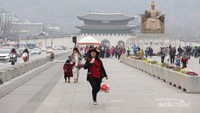 Gwanghwamun Square dengan latar Istana Gyeongbokgung dan Patung Raja Sejong