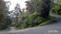 Tanjakan Monteng di jalan lama, konon banyak menelan korban