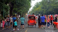Keretea melintas berbaur dengan warga