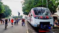 Kereta melintas Tugu Slamet Riyadi Solo