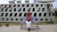 Foto Disamping Miniatur Kapal Pesiar yang cocok Untuk diposting diinstagram
