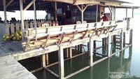 restoran di dermaga mengapung