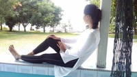 menikamati pemandangan pantai dari rumah