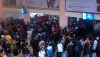 Ramainya penumpang yang mendarat dan mengantri untuk mengambil barang di Bandara Sentani (foto: Keken/detikTravel)