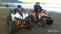 Salah satu aktivitas yang bisa dilakukan di Pantai Gemah adalah bermain ATV
