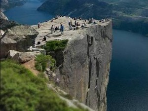 Jantung Dagdigdug di Ujung Pulpit Rock, Norwegia