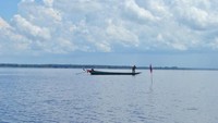 Warga Mencari Ikan di Danau Jempang