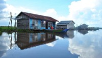Rumah terapung di sepanjang aliran Sungai Ohong