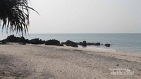 Batu-batu karang di sisi kiri mempercantik Pantai Kasih