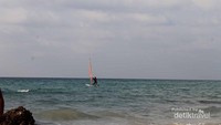 Bermain windsurfing di Pantai Kasih