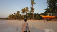 Pantai Bara yang terletak di sisi barat Tanjung Bira