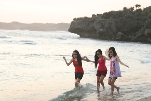 Jatuh Cinta Pada Keindahan Pantai Sundak