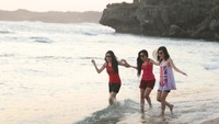 View Pantai Sundak dekat batu karang