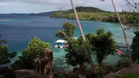 Pemandangan pantai dari perbukitan di atasnya (Wahid Masrukan/dTraveler)