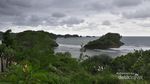 Jatuh Cinta Pada Pantai Teluk Asmoro di Malang