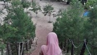 Jalan menuju bibir pantai teluk asmoro