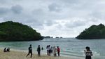 Jatuh Cinta Pada Pantai Teluk Asmoro di Malang
