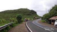 Jalan menuju pantai teluk asmoro