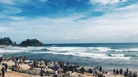 Lautan manusia di Pantai Klayar
