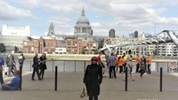 Tate Modern Gallery dengan latar belakang St Pauls Cathedral London