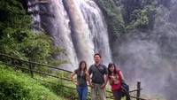 Derasnya aliran air terjun