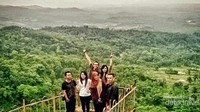 Menikmati suasana alam yang sejuk dan indah