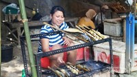 Pedagang Mengasap Ikan (Foto:Wendy S)