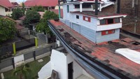 Kapal yang terdampar di atas rumah penduduk