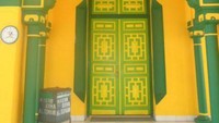 Pintu utama yang bercorak bangunan Timur Tengah dan India