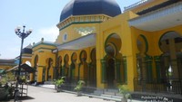 Gaya bangunan mesjid dengan ornamen dipengaruhi gaya Timur Tengah dan India