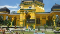 Masjid Raya Al Osmani dari Jalan Kol. Yos Sudarso