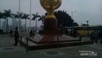 Monumen Golden Bauhinian Square