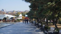 Museum War Memorial of Korea memiliki area outdoor yang luas dan nyaman dengan keberadaan pepohonan rindang dan bangku taman. Selain itu terdapat ragam display transportasi perang yang digunakan saat perang berlangsung.