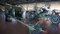 Salah satu koleksi yang tersedia di dalam ruangan War Memorial of Korea adalah peralatan transportasi perang tersebut.