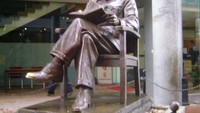Patung Bung Karno menyambung para pengunjung