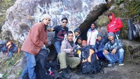 Di depan Gua