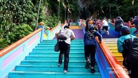 Suasana ketika menaiki tangga di Batu Caves Malaysia.