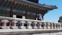 Berfoto di salah satu sudut Istana Gyeongbokgung dengan mengenakan Hanbok