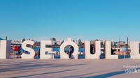 Berpose di tengah Ikon I Seoul U di Hangang Park